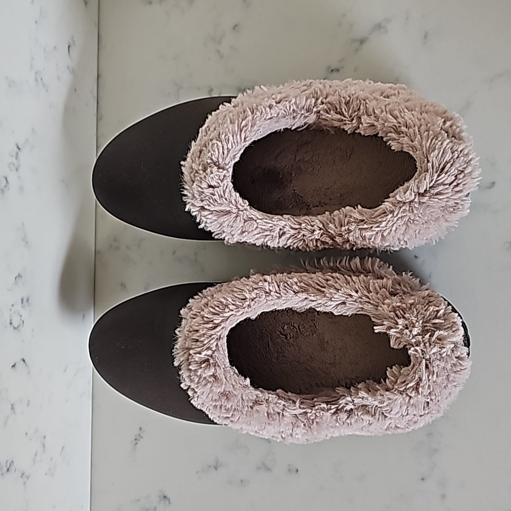 CROCS Furever Crush shoe size 7 wide
